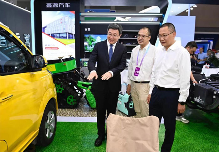 涪陵区委书记、、区长亲临2023智博会1xBET汽车展台